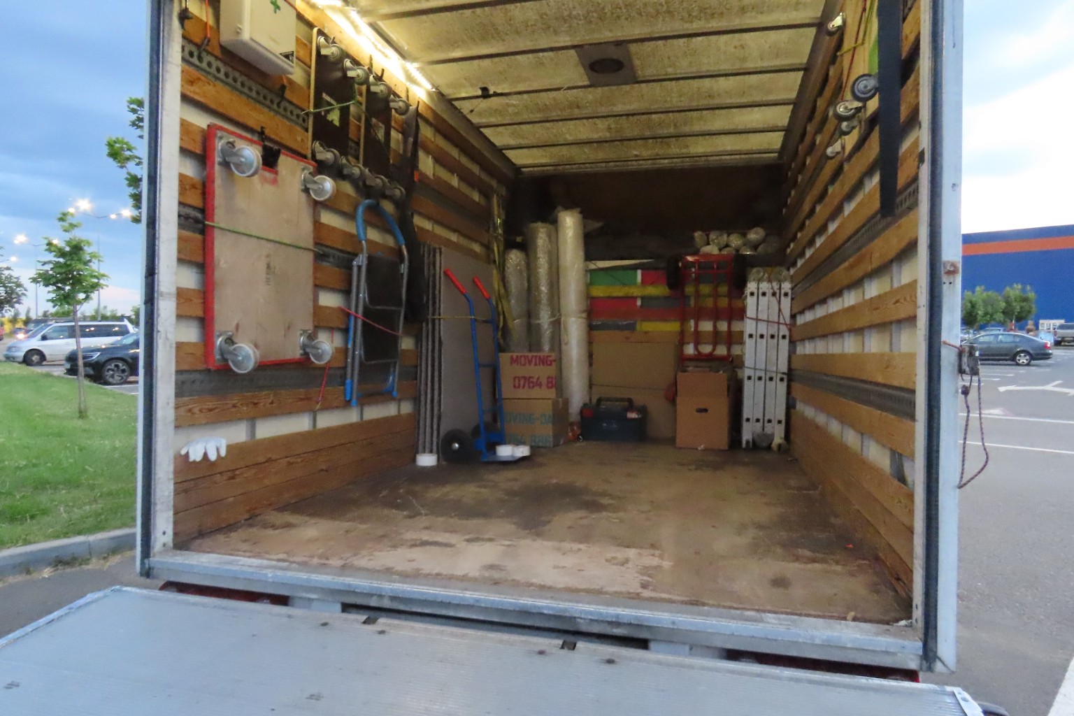 Interiorul vehiculului cu echipamente de mutare