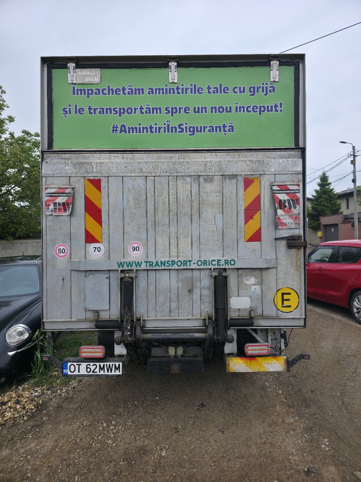 Spatele autoutilitarei cu lift